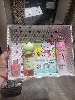 🩷Hello Kitty x Skincare Set 🩷💚NWT